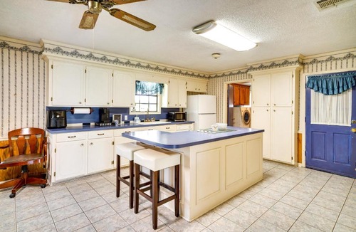 Lake Charles House | Patio & Grill! Charming 'Lake Charles Landing Pad'