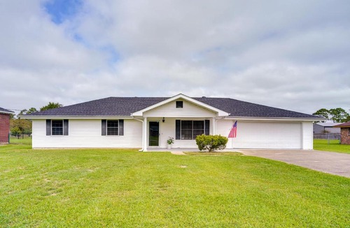 Lake Charles House | Patio & Grill! Charming 'Lake Charles Landing Pad'