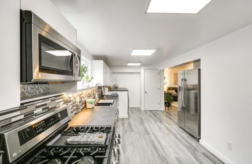 Education Hill Apartment | Patio & Grill: Dog-Friendly Redmond Getaway!