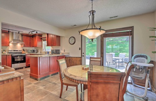 Roach House | Patio & Grill: Lake of the Ozarks Escape!