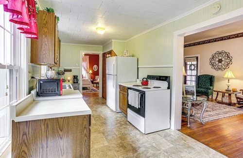 Greenfield House | Patio Oasis! Charming 'Ivy Cottage' in Tennessee
