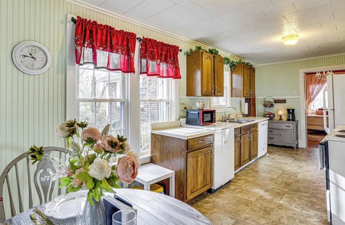Greenfield House | Patio Oasis! Charming 'Ivy Cottage' in Tennessee