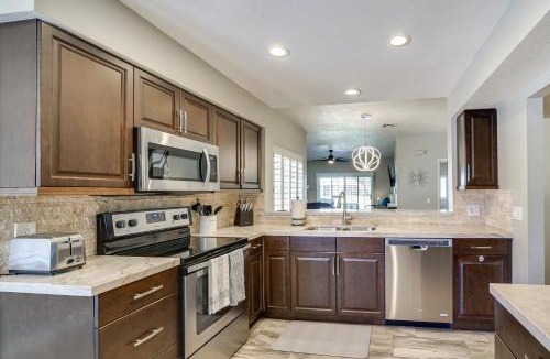 Palm Desert House | Patio + Pool Access: Stunning Palm Desert Townhome