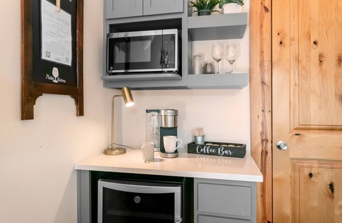 Fredericksburg Apartment | Patio Sisters Lily Suite | King Bed | Hot Tub | Outdoor Fireplace