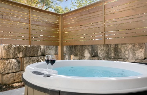 Fredericksburg Apartment | Patio Sisters Lily Suite | King Bed | Hot Tub | Outdoor Fireplace