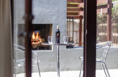 Fredericksburg Apartment | Patio Sisters Lily Suite | King Bed | Hot Tub | Outdoor Fireplace