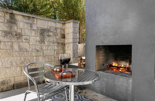 Fredericksburg Apartment | Patio Sisters Lily Suite | King Bed | Hot Tub | Outdoor Fireplace