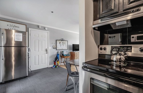 Rutledge Hill Condo | Patio! Walk 2 Bars! Free Parking! #604