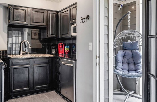 Rutledge Hill Condo | Patio! Walk 2 Bars! Free Parking! #604