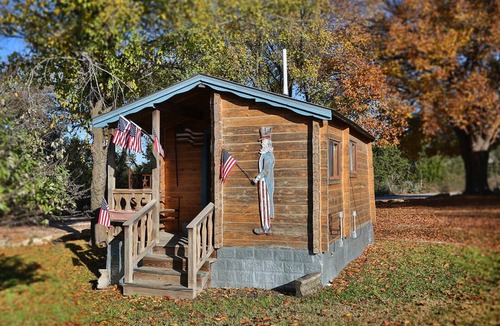 Pipe Creek Cabin | Patriot Cabin at Country Accent Antiques Pipe Creek, TX.