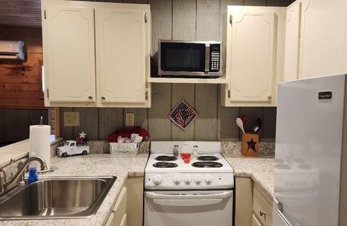 Claremore Apartment | Patriot loft @ Upland Hill Manor! Close to the lake and the large city of Tulsa!