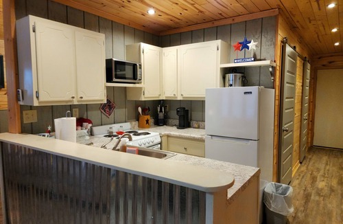 Claremore Apartment | Patriot loft @ Upland Hill Manor! Close to the lake and the large city of Tulsa!