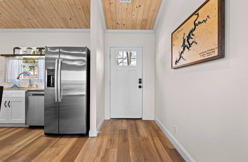 Grove House | Patriot On the Bluff: Hot Tub>Waterfront>Relax