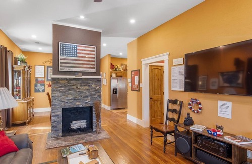 Fort Worth House | Patriot Outpost - Sleeps 8 - Just 3/4 Mile from Stockyards! TCU close by