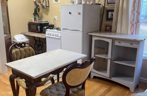 Camden Apartment | Patsy Cline Fan Room