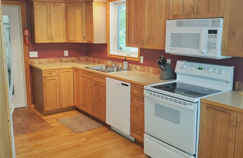 Lanark Highlands Cottage | Patterson Lake - Lakeview Cottage - Waterfront!