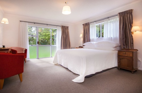 Pitone Bed & Breakfast | Patuha Rainforest Retreat