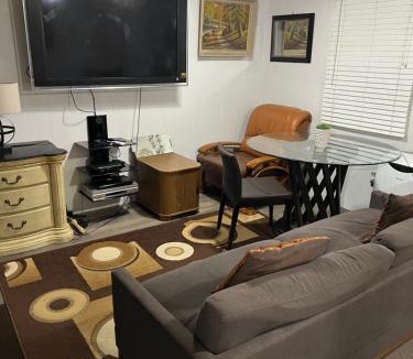 Thornhill Apartment | Pau-Rae's Cozy Spot - your home away from home!