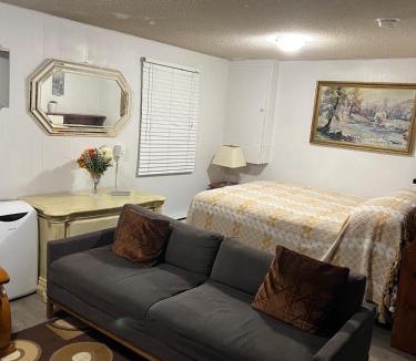 Thornhill Apartment | Pau-Rae's Cozy Spot - your home away from home!
