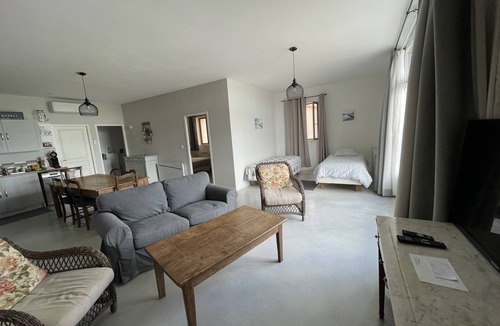 Bages Apartment | Pause by the pond