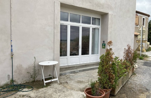 Bages Apartment | Pause by the pond
