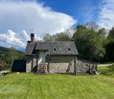 Ambrugeat House | Pause Naturelle au Four à Pain - Vue sur Montagnes