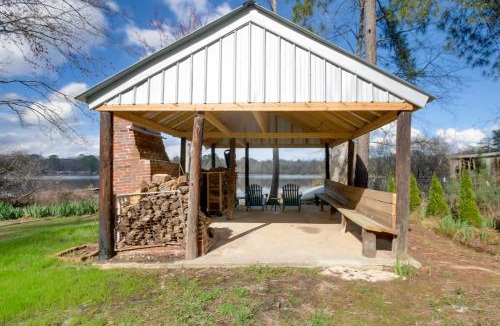 Perry House | Pavilion & Outdoor Fireplace! Lake Joy Retreat