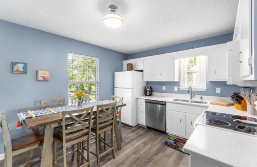 Oak Grove House | Paw-fect for pet lovers & thrill seekers