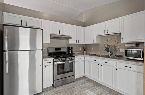 Twin Lakes House | Paws at the Lake - Close to boat launch!