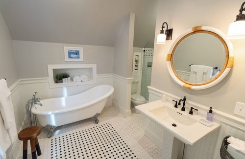 Historic Hill Bed & Breakfast | Paws on Pelham