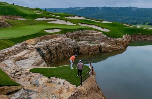 Hollister Cabin | Payne's Valley Golf Cottage with Tee Times for Twosome