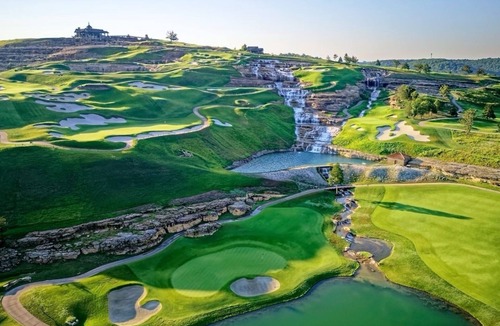 Hollister Cabin | Payne's Valley Golf Cottage with Tee Times for Twosome