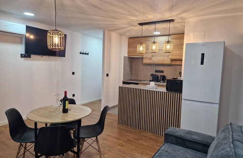 Castello de la Plana Apartment | Paz Central Tower - Pets OK!