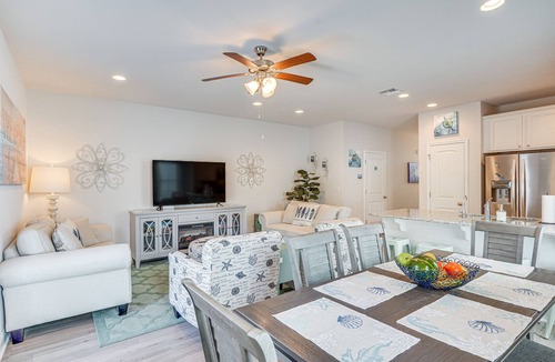 Thomas Drive House | PCB Townhome w/Deck & Pool Access: 3 Mi to Beach!