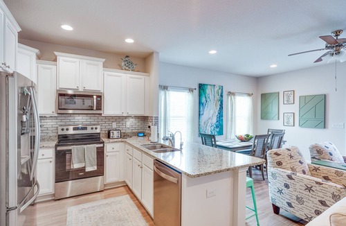 Thomas Drive House | PCB Townhome w/Deck & Pool Access: 3 Mi to Beach!