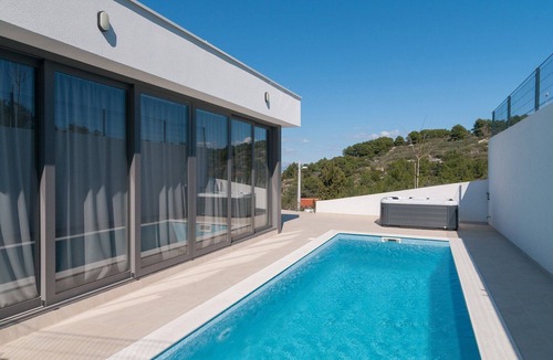Stomorska Villa | Peace and quiet, away from the noise of the city, villa offers a divine holiday