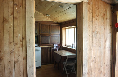 Deputy Cabin | Peace Cabin- 20 min hike to Wilson Cave!