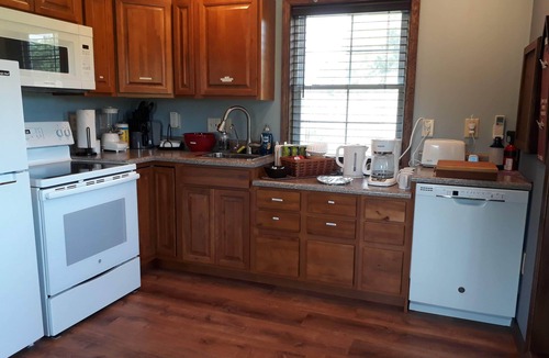 Murrayville Cabin | Peace on the Prairie Too (Tiny House) -Pet Friendly. No pet fee or cleaning fee