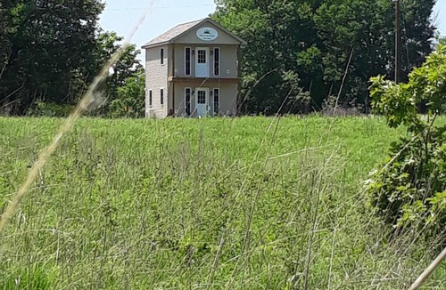 Murrayville Cabin | Peace on the Prairie Too (Tiny House) -Pet Friendly. No pet fee or cleaning fee