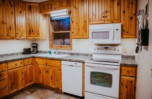 Mercer House | Peace & Pines Hideaway