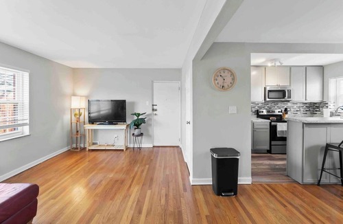 St. Louis Hills Apartment | Peace & Quiet In STL *Free Parking*