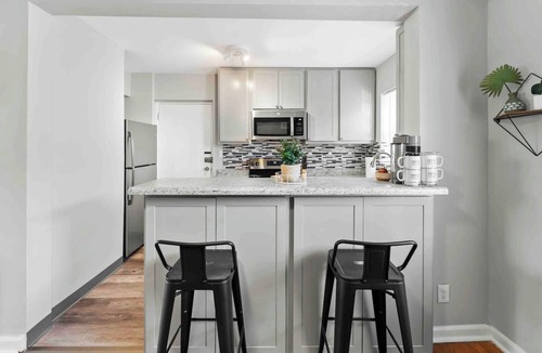 St. Louis Hills Apartment | Peace & Quiet In STL *Free Parking*