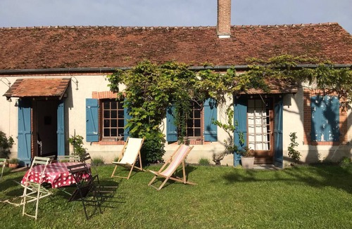Beauchamps-sur-Huillard House | Peaceful & warm cottage overlooking a pond