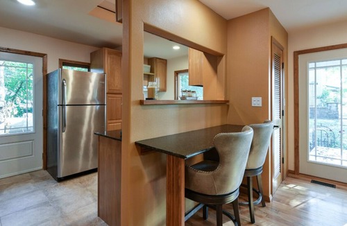Mountain Grove House | Peaceful 1-bedroom guesthouse with fireplace