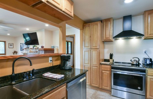 Mountain Grove House | Peaceful 1-bedroom guesthouse with fireplace