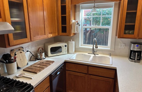 Ashland House | Peaceful 1-bedroom bungalow with AC in charming Ashland