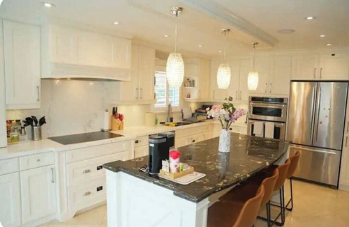 Applewood House | Peaceful 1-bedroom with terrace in charming Mississauga