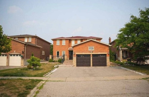 Applewood House | Peaceful 1-bedroom with terrace in charming Mississauga