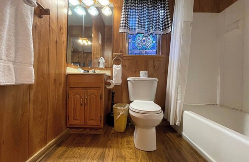 Zwolle Cabin | Peaceful 1-Bedroom Cabin with Full Kitchen, Pond Views & Outdoor Firepit