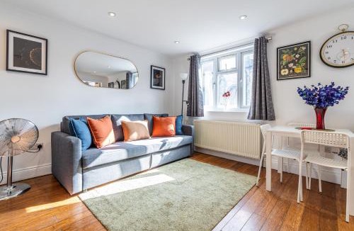 West Kensington Apartment | Peaceful 1BR Flat Steps to Tube London